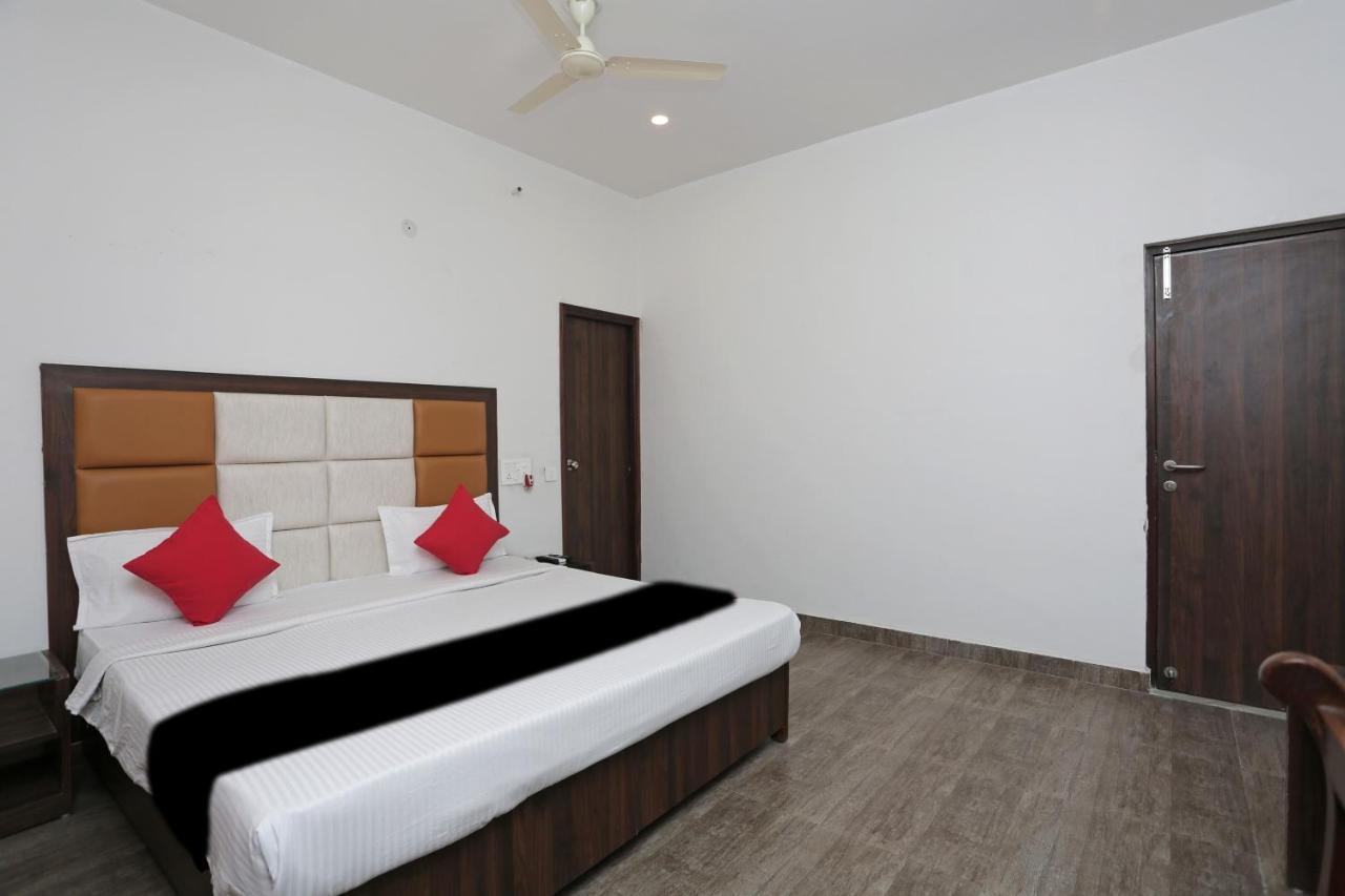 Hotel Capital O 37423 Golden Leaf Déhrádún Exteriér fotografie