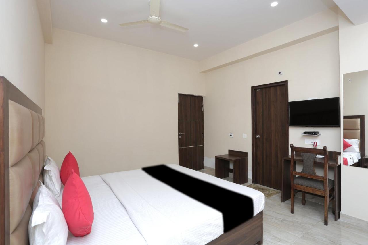Hotel Capital O 37423 Golden Leaf Déhrádún Exteriér fotografie